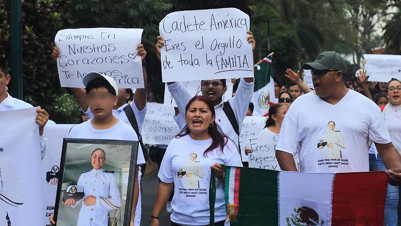 Rinden homenaje a la cadete América Yamileth durante marcha en Xalapa